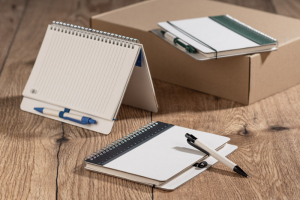 notes z linijką i długopisem z nadrukiem